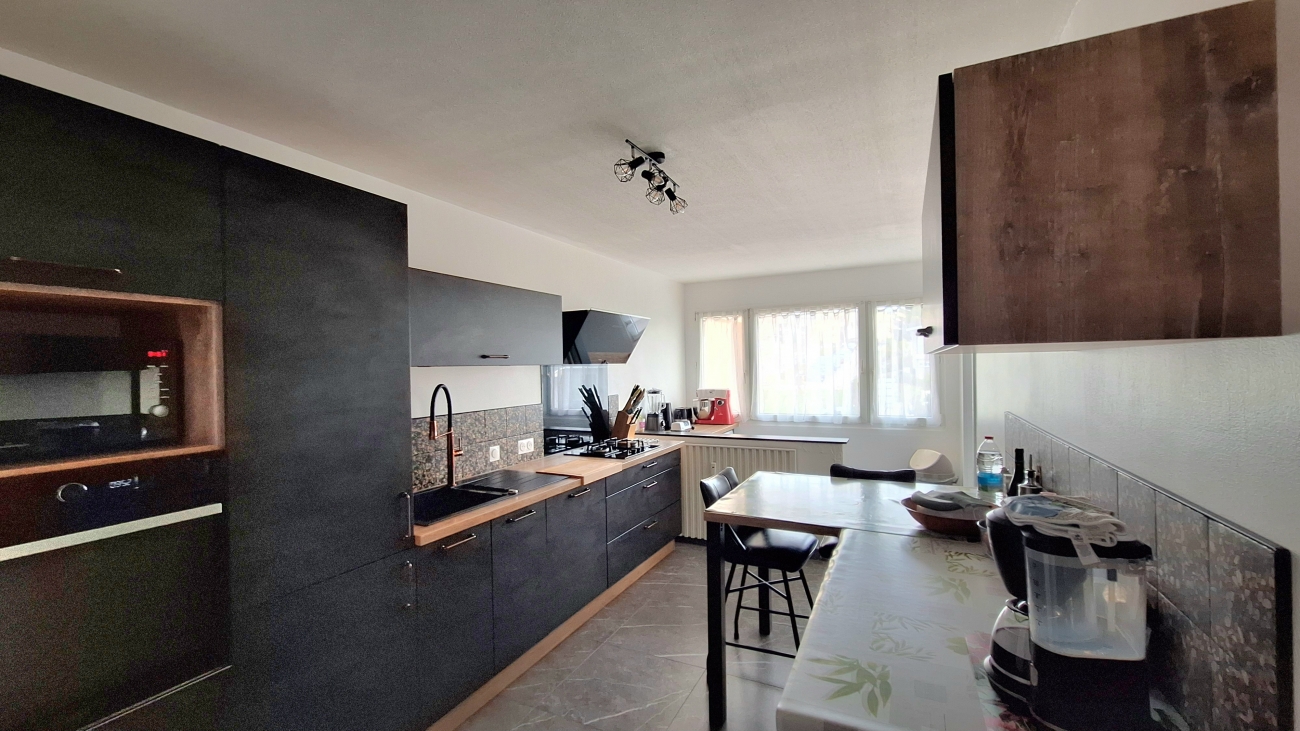 APPARTEMENT TYPE 5 AVEC STATIONNEMENT COUVERT & CAVE