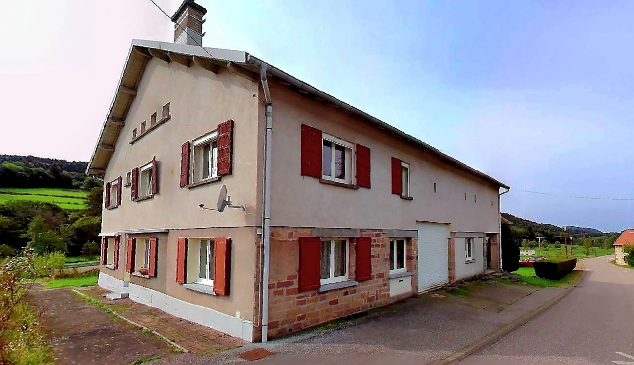 MAISON INDIVIDUELLE COMPOSÉE DE DEUX APPARTEMENTS & TERRAIN