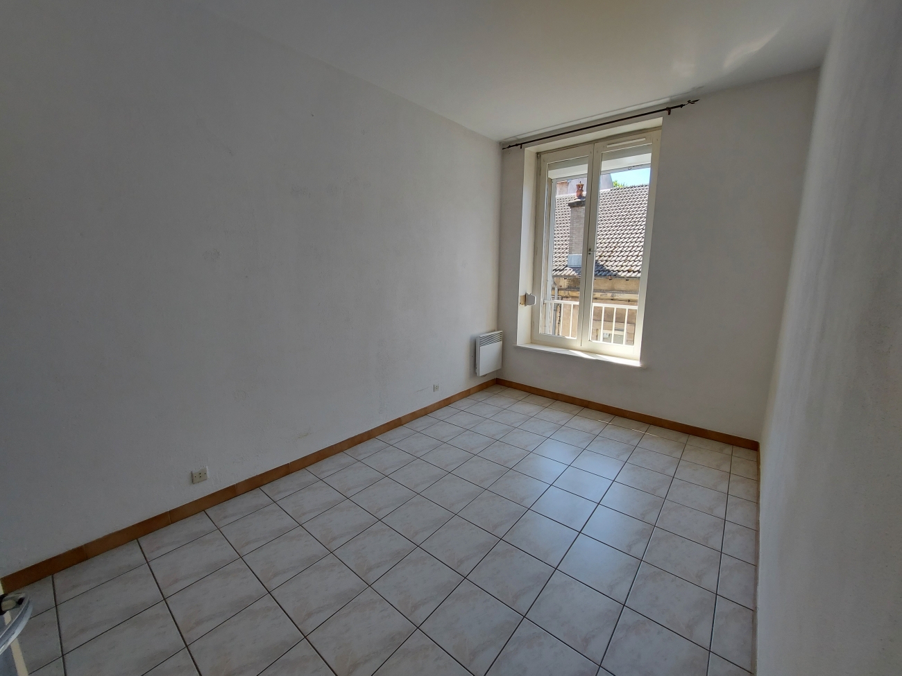 F2 FONCTIONNEL AU 3EME ETAGE AVEC ASCENSEUR